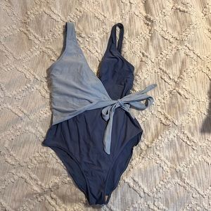 Very gently used Summersalt bathing suit. Size 6. Perfect condition.
